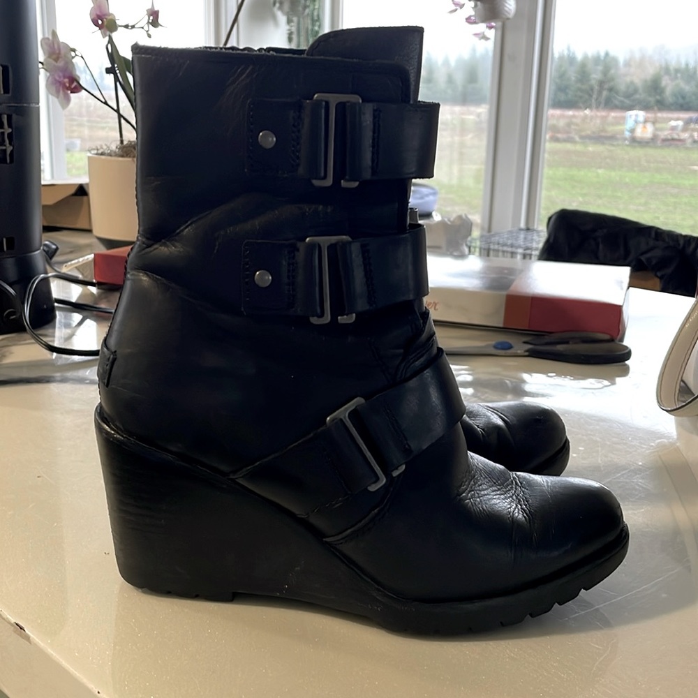 Sorels black booties